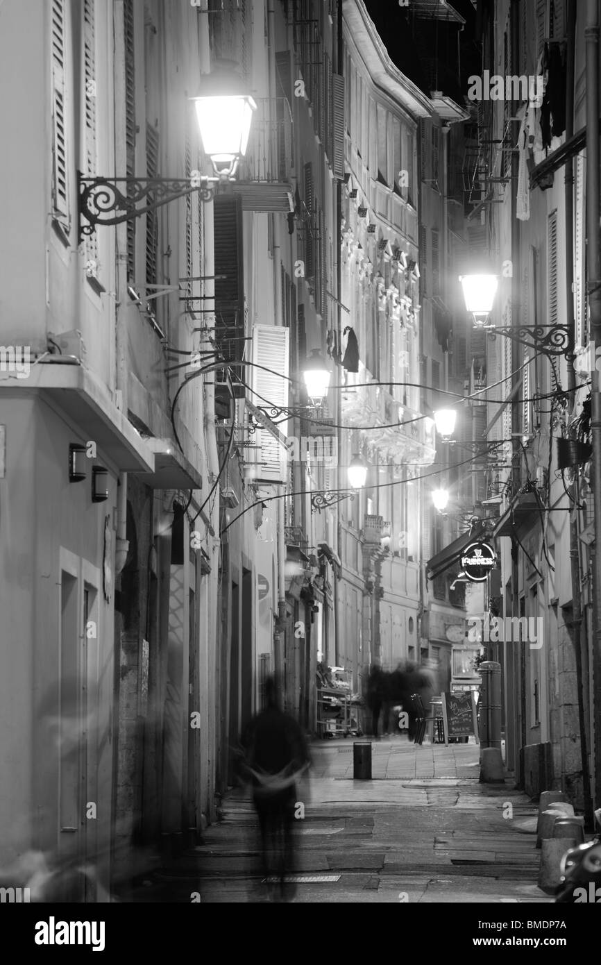 Illuminata Street nella città vecchia di Nizza Foto Stock