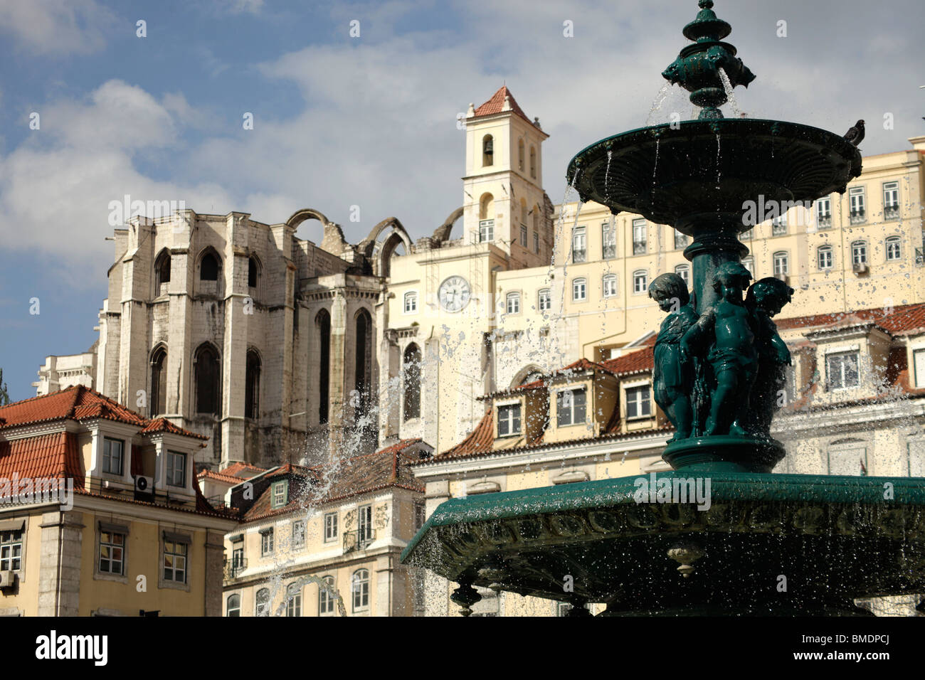 Fontana sul quadrato Praca de Dom Pedro IV o Rossio e la rovina della chiesa Igreja do Carmo a Lisbona, Portogallo, Europa Foto Stock
