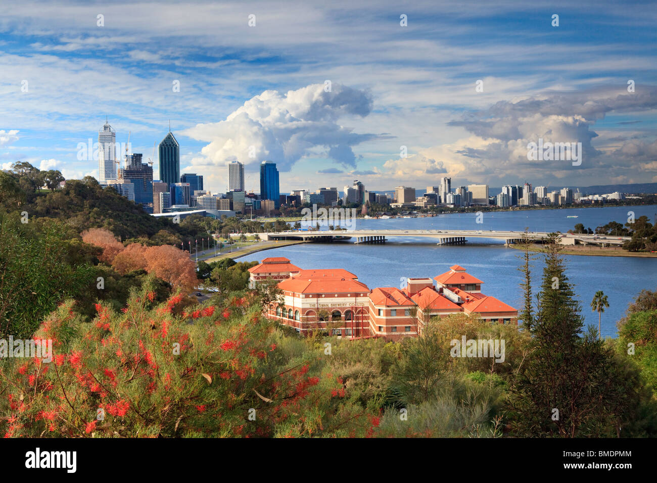 Kings Park con attrazioni turistiche la Old Swan birreria, Fiume Swan, Narrows Bridge e città nella distanza. Foto Stock