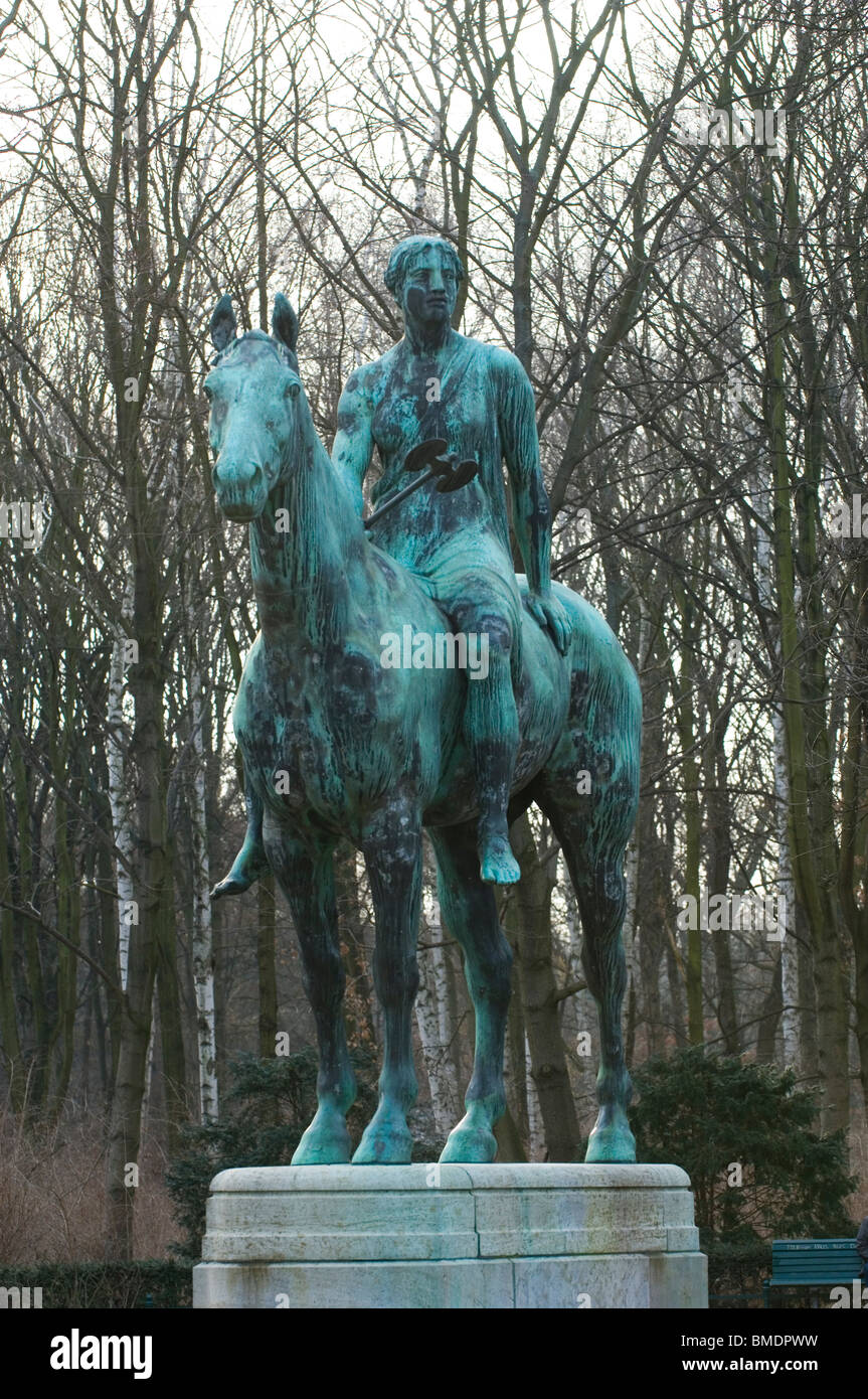 Statua di una donna in sella ad un cavallo in Tiergarten Berlino Germania Foto Stock