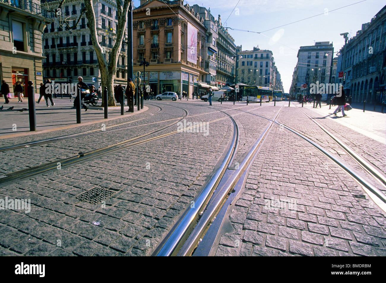 Strada asfaltata e la prospettiva del carro ferroviario di Marsiglia Foto Stock