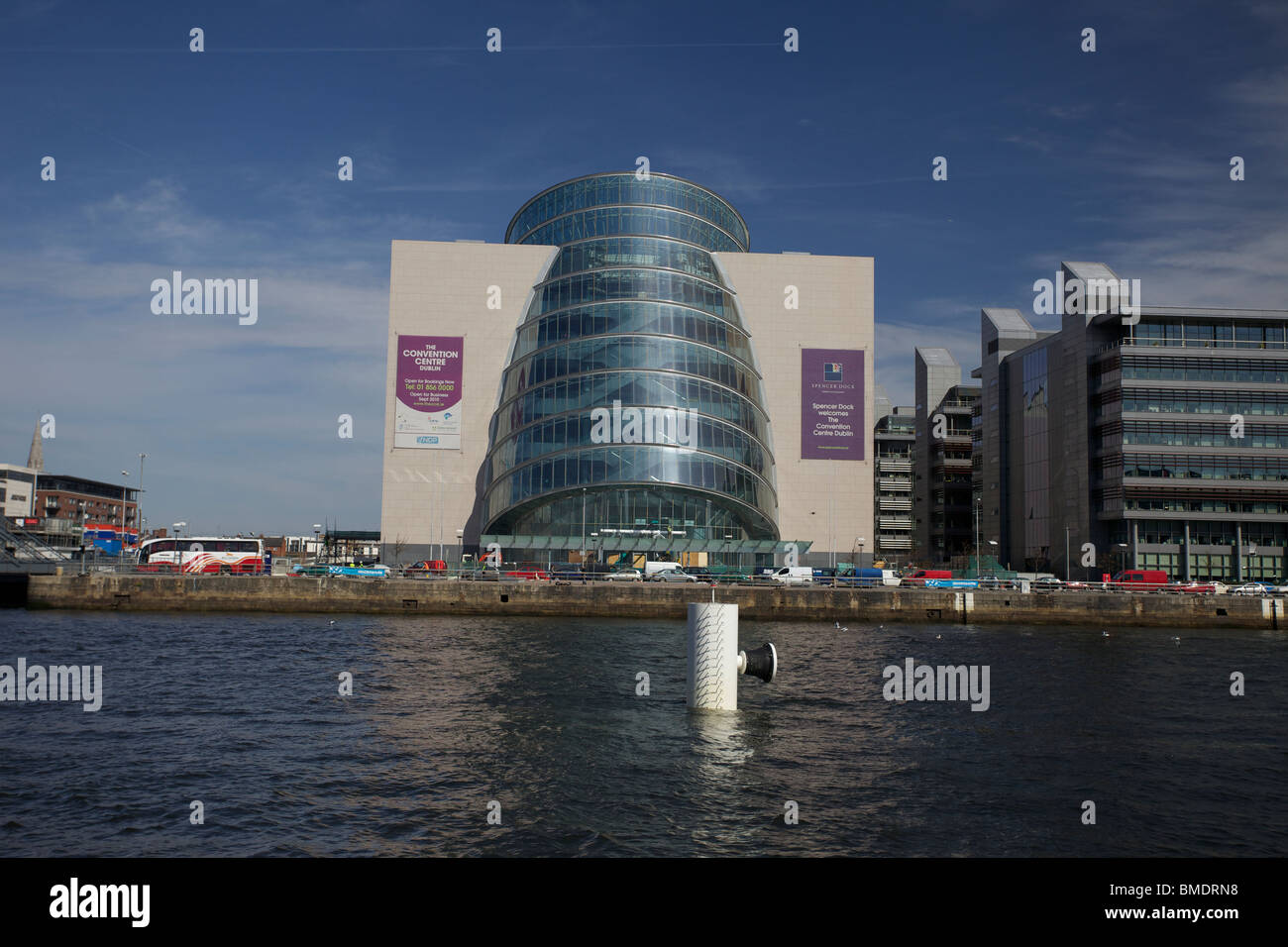 Posizionato in Spencer Dock sulla riva del fiume Liffey, il Centro Congressi di Dublino in Irlanda è il nuovo conference center Foto Stock