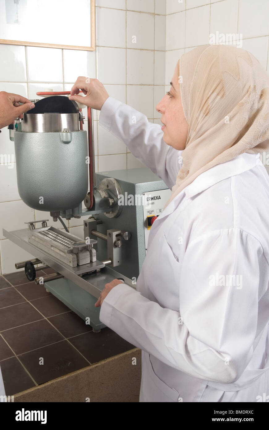 Farmacia musulmano studente donna che indossa il hijab di lavorare all'interno di un Laboratorio Beirut Libano Medio Oriente Foto Stock