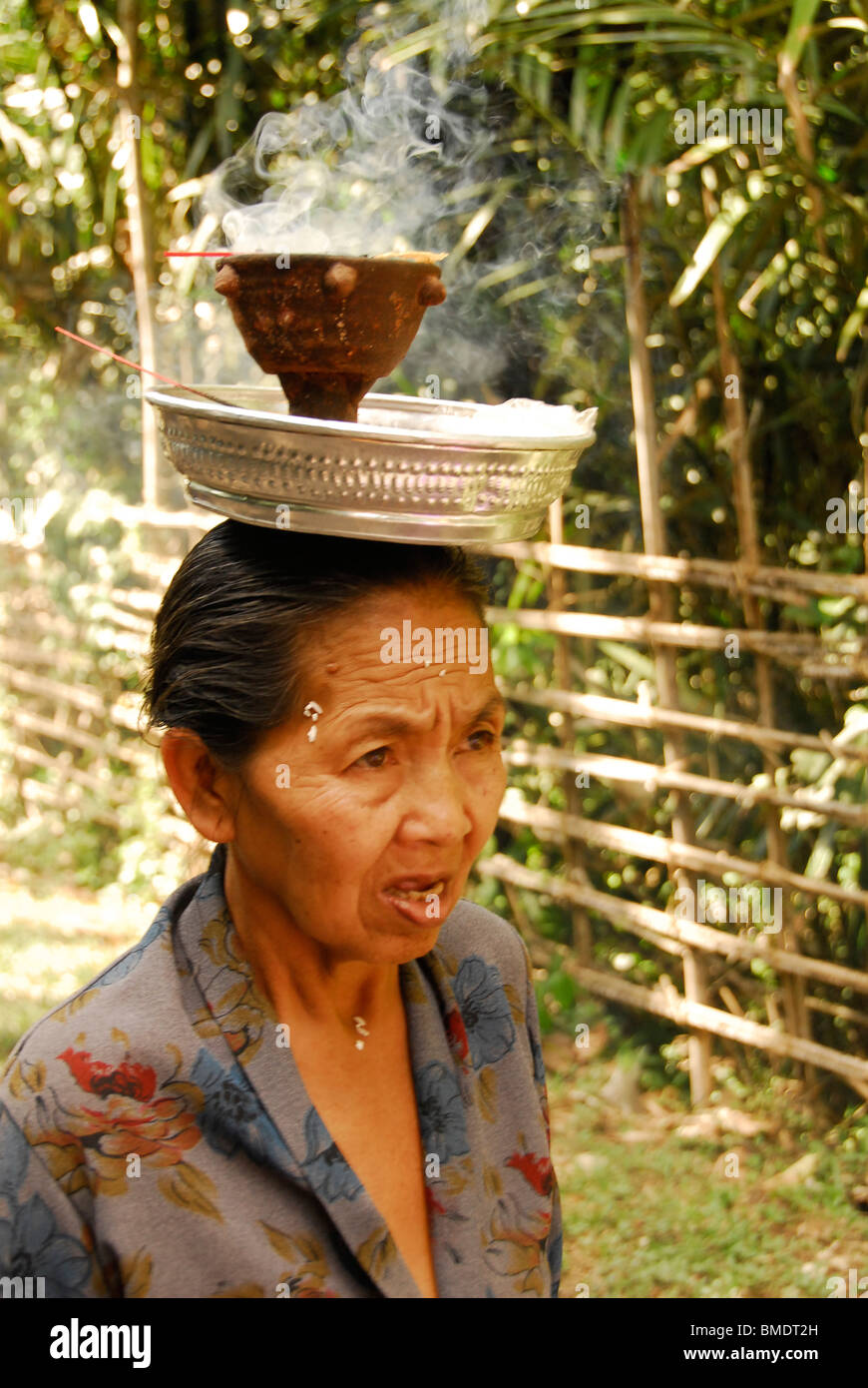 Vecchia Signora balinese ,galungan festival , importante cerimonia di bali ,Pura Sabakabian,Bebetin, vicino lovina , nord di Bali, Indonesia Foto Stock