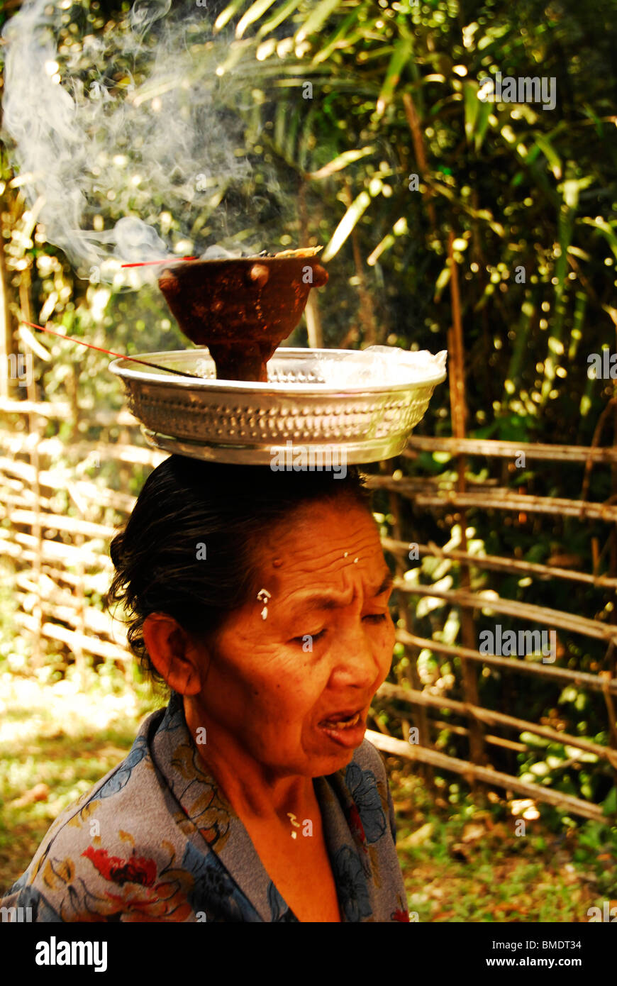 Vecchia Signora balinese ,galungan festival , importante cerimonia di bali ,Pura Sabakabian,Bebetin, vicino lovina , nord di Bali, Indonesia Foto Stock