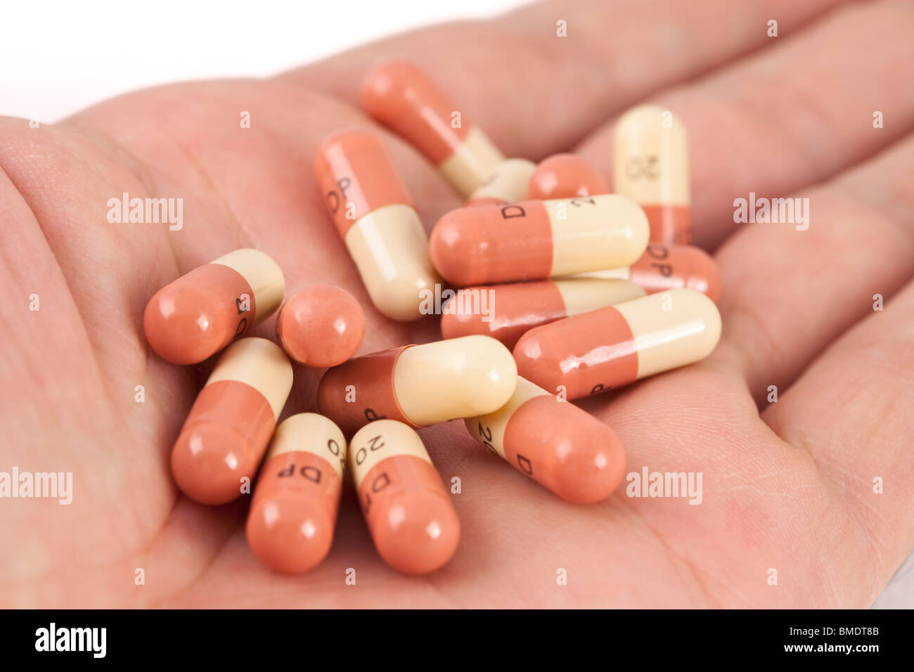 Le capsule di antibiotico in una mano Foto Stock