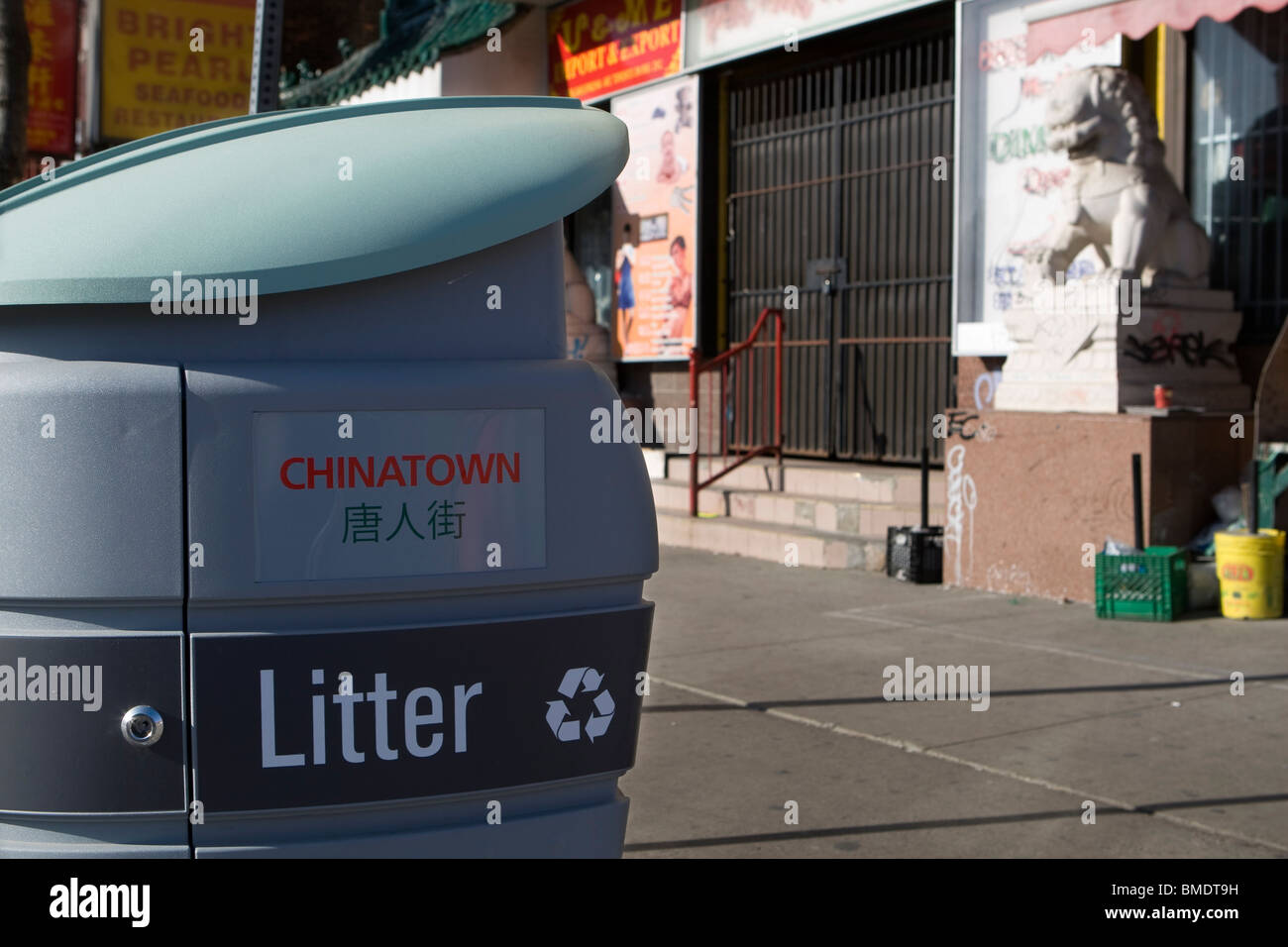 Un cestino è visto nella Chinatown di Toronto Foto Stock