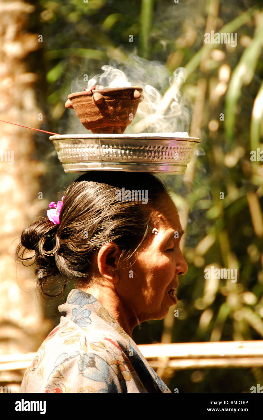 Vecchia Signora balinese a galungan festival , importante cerimonia di bali ,Pura Sabakabian,Bebetin, vicino lovina , Bali settentrionale, indonesi Foto Stock