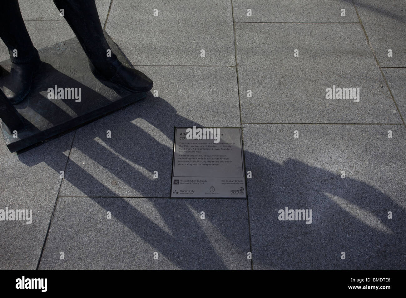 L'ammiraglio William Brown placca in ombra della sua statua a Dublino la Dockland area Foto Stock