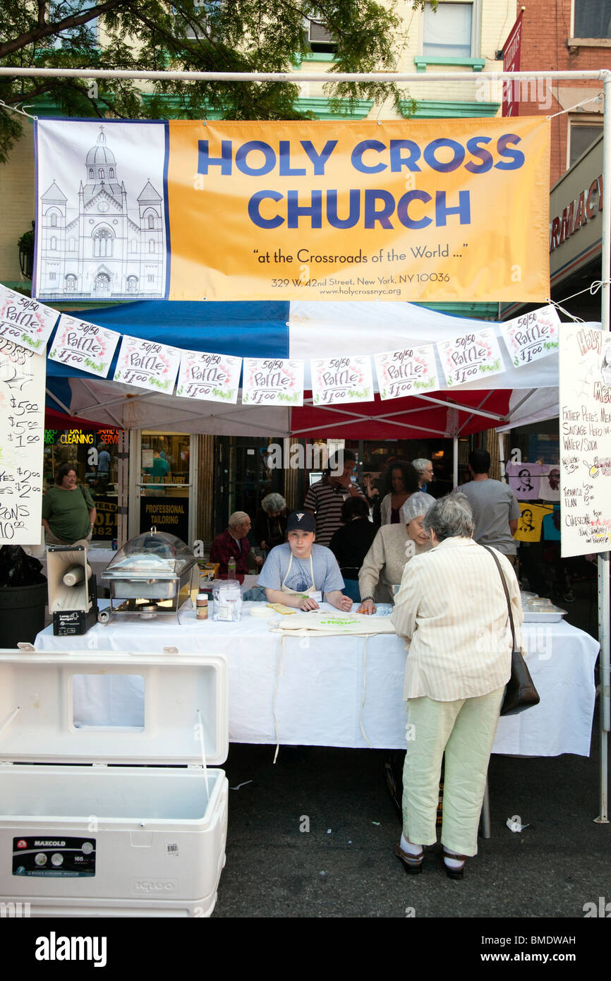 La Chiesa della Santa Croce bancarella vendendo cibo celeste in Ninth Avenue International Food festival di New York City Foto Stock