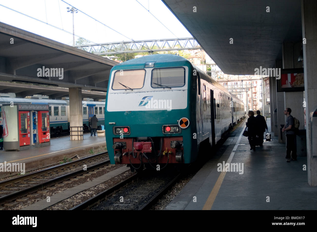 Treni italiani treni Trasporti pubblici il sistema Italia stazioni stazione stazione ferroviaria stazioni ferroviarie piattaforma piattaforme ferroviarie rotaia R Foto Stock