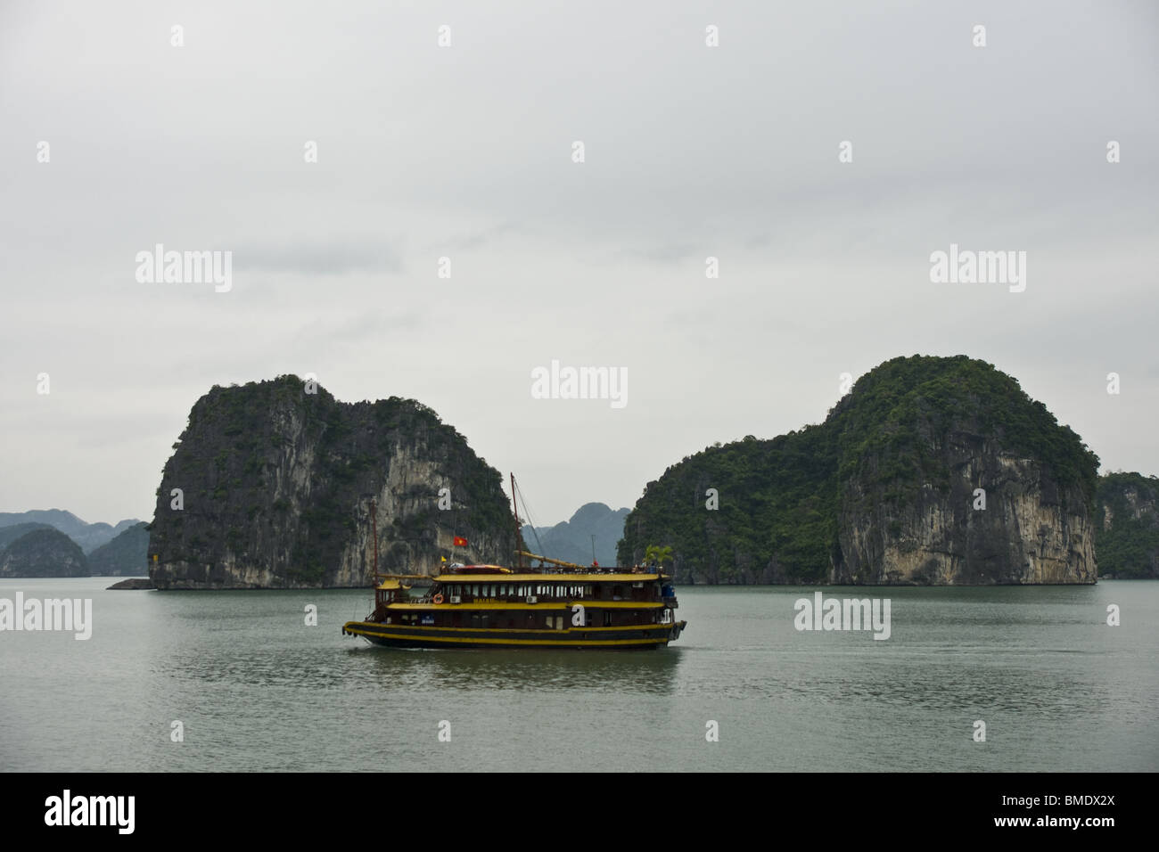 Junk nave passato di crociera isole rocciose, Halong Bay, Vietnam Foto Stock