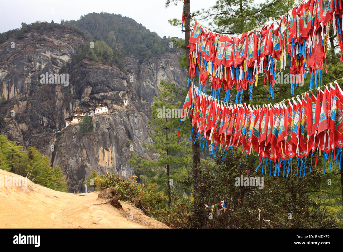 Bandiere di preghiera sul percorso al Taktsang Dzong (Tiger's Nest monastero), Paro Bhutan Foto Stock