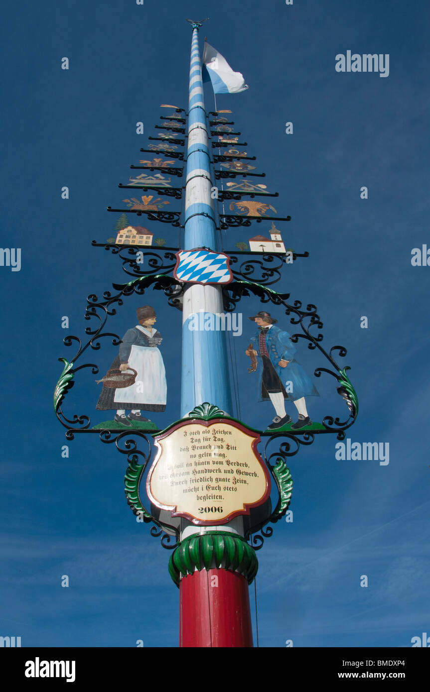 Maypole in colori bavarese, visto in Starnberg nei pressi di Monaco di Baviera, Germania Foto Stock