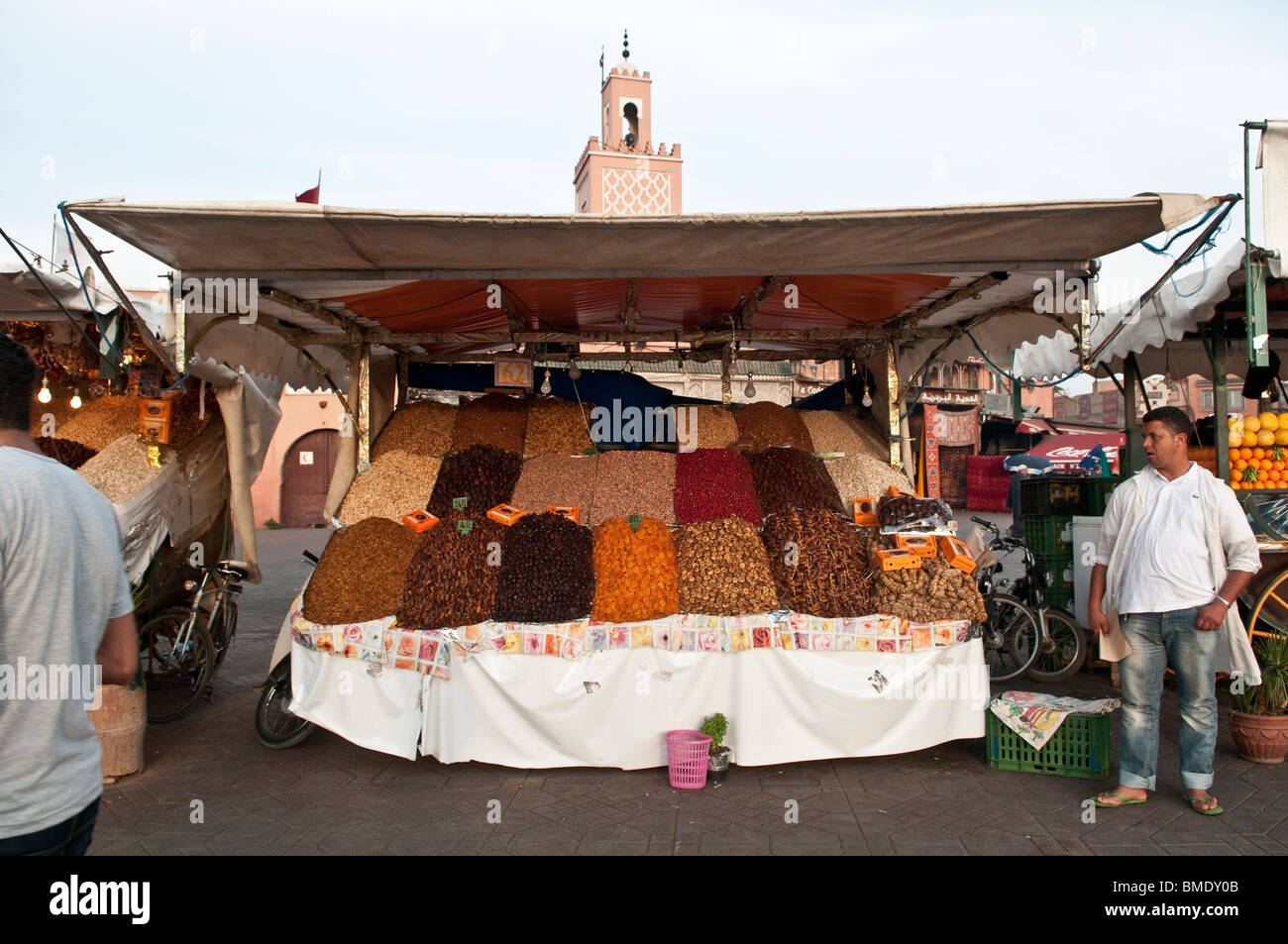 Mercante di spezie sul mercato in piazza Jemaa el Fna a Marrakech Foto Stock