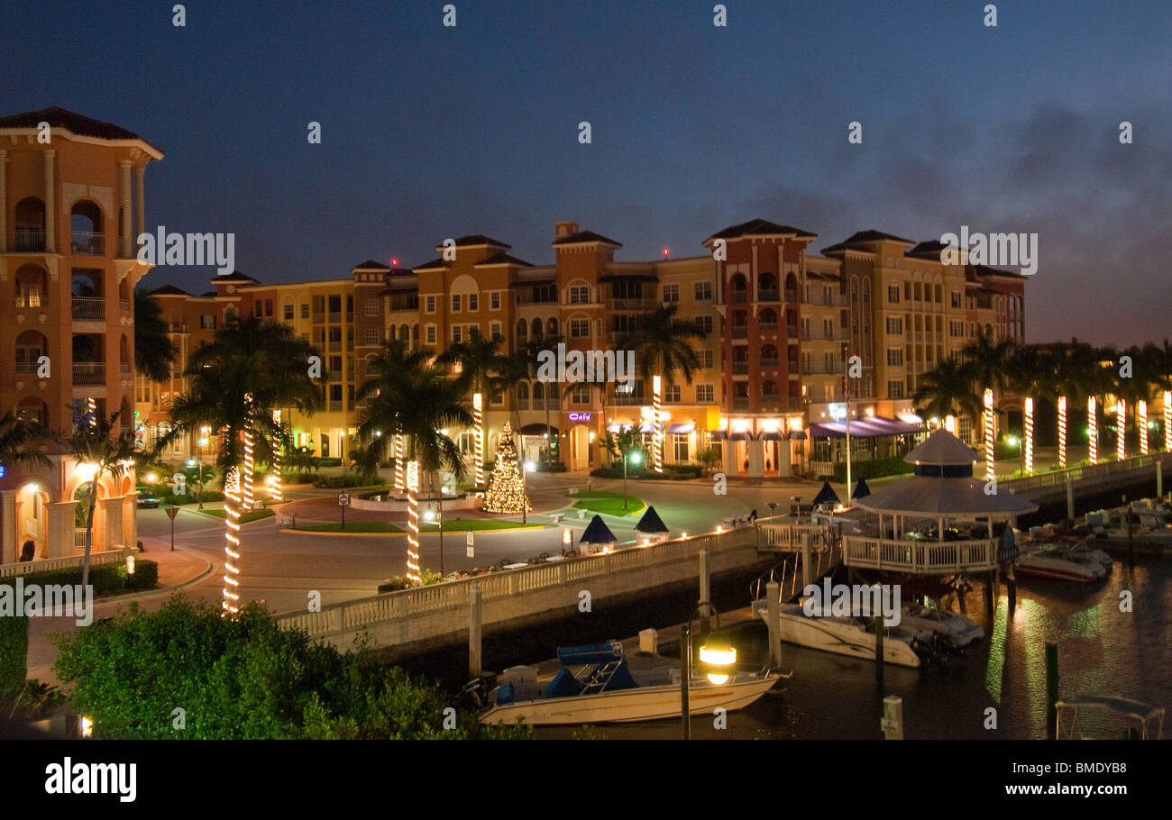 Bayfront, un elegante colorata in stile europeo di sviluppo sulla Baia di Napoli, Naples, Florida, Stati Uniti d'America Foto Stock