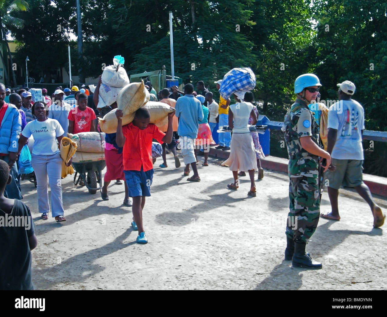 Commercianti di produrre dei traghetti in tutta la Repubblica Dominicana - Haiti frontiera a Dajabon, per il mercato settimanale. Foto Stock