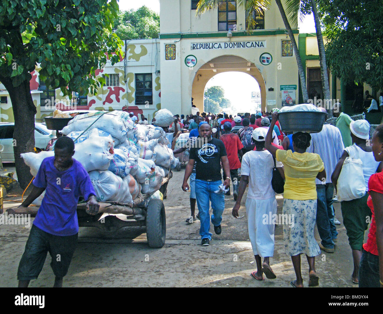 Gli operatori cross Repubblica Dominicana - Haiti frontiera a Dajabon per il mercato settimanale Foto Stock