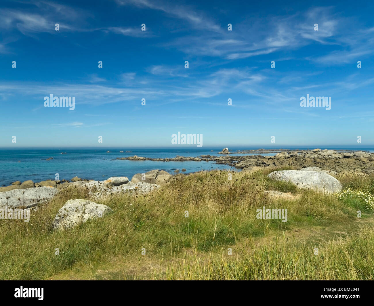 Spiaggia rocciosa dall'Oceano Atlantico in una bella giornata d'estate. Foto Stock