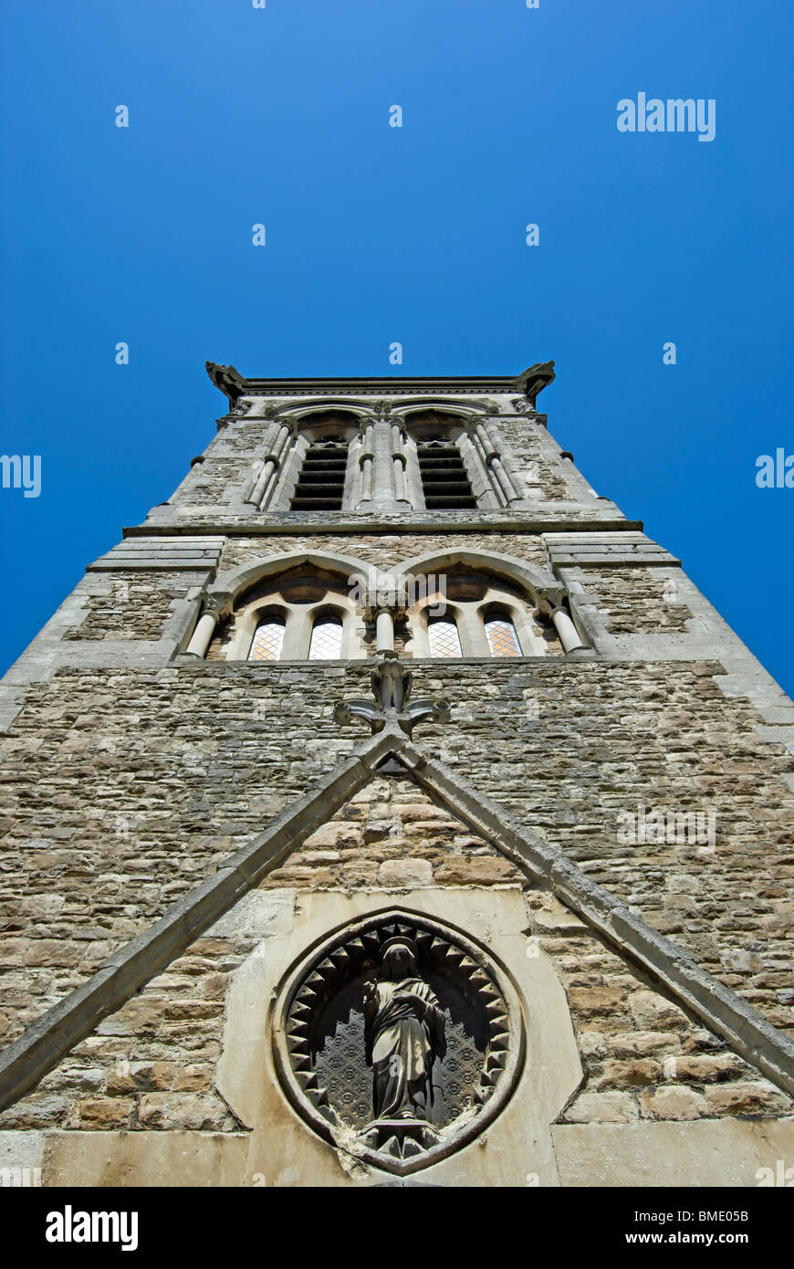Torre in pietra della chiesa di Cristo, ad East Sheen, Surrey, Inghilterra, chiesa completata nel 1860 e progettato da Sir Arthur blomfield Foto Stock