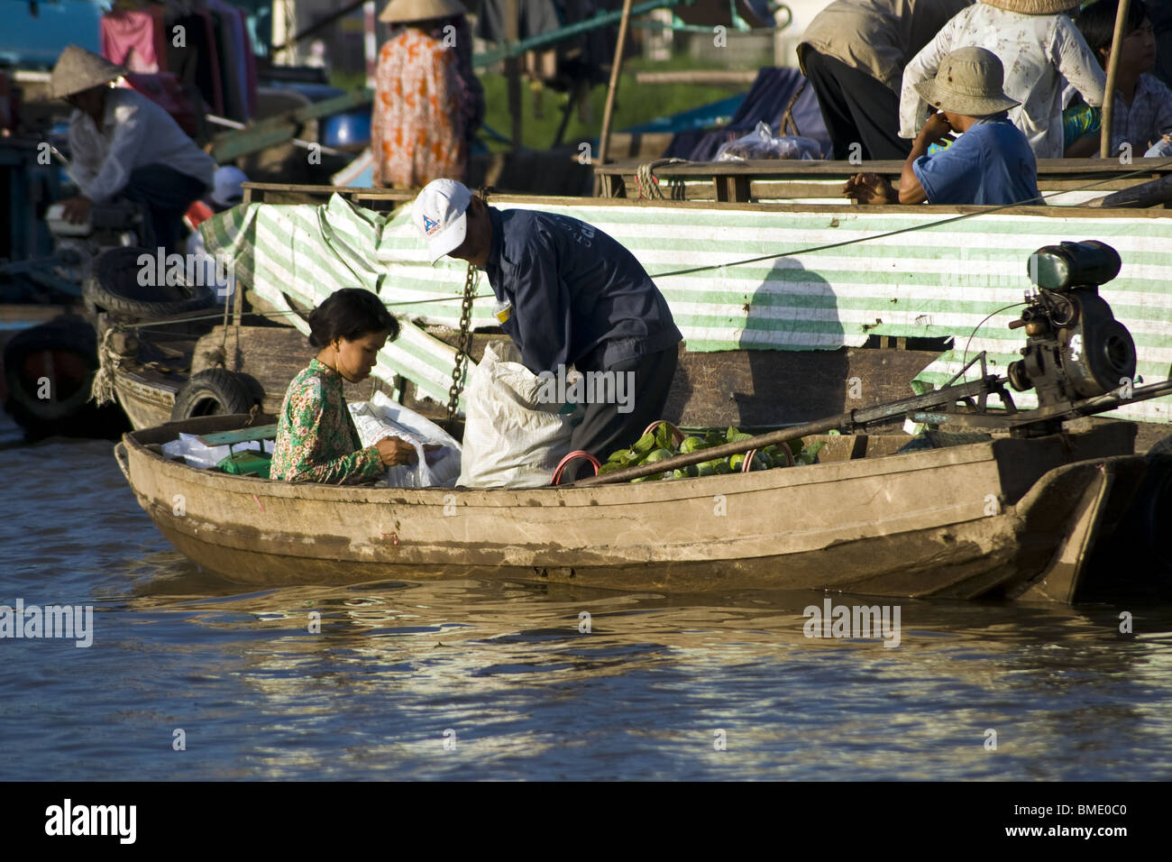 Commercianti sul Delta del Mekong al mercato galleggiante, Vietnam Foto Stock