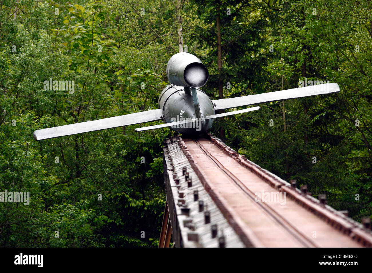 Un V1 missile sulla rampa al missile nazista bunker e complessi V1 e V2 trampolino di lancio di missili a Eperlecques nel nord della Francia Foto Stock Un V1 missile sulla rampa al missile nazista bunker e complessi V1 e V2 trampolino di lancio di missili a Eperlecques nel nord della Francia Foto Stock