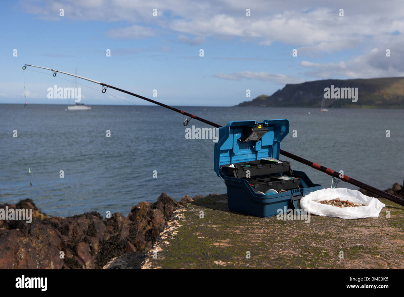 La pesca scatola riempita con la pesca in mare asta dentata ed esca sulla contea di Antrim coast Irlanda del Nord Regno Unito Foto Stock