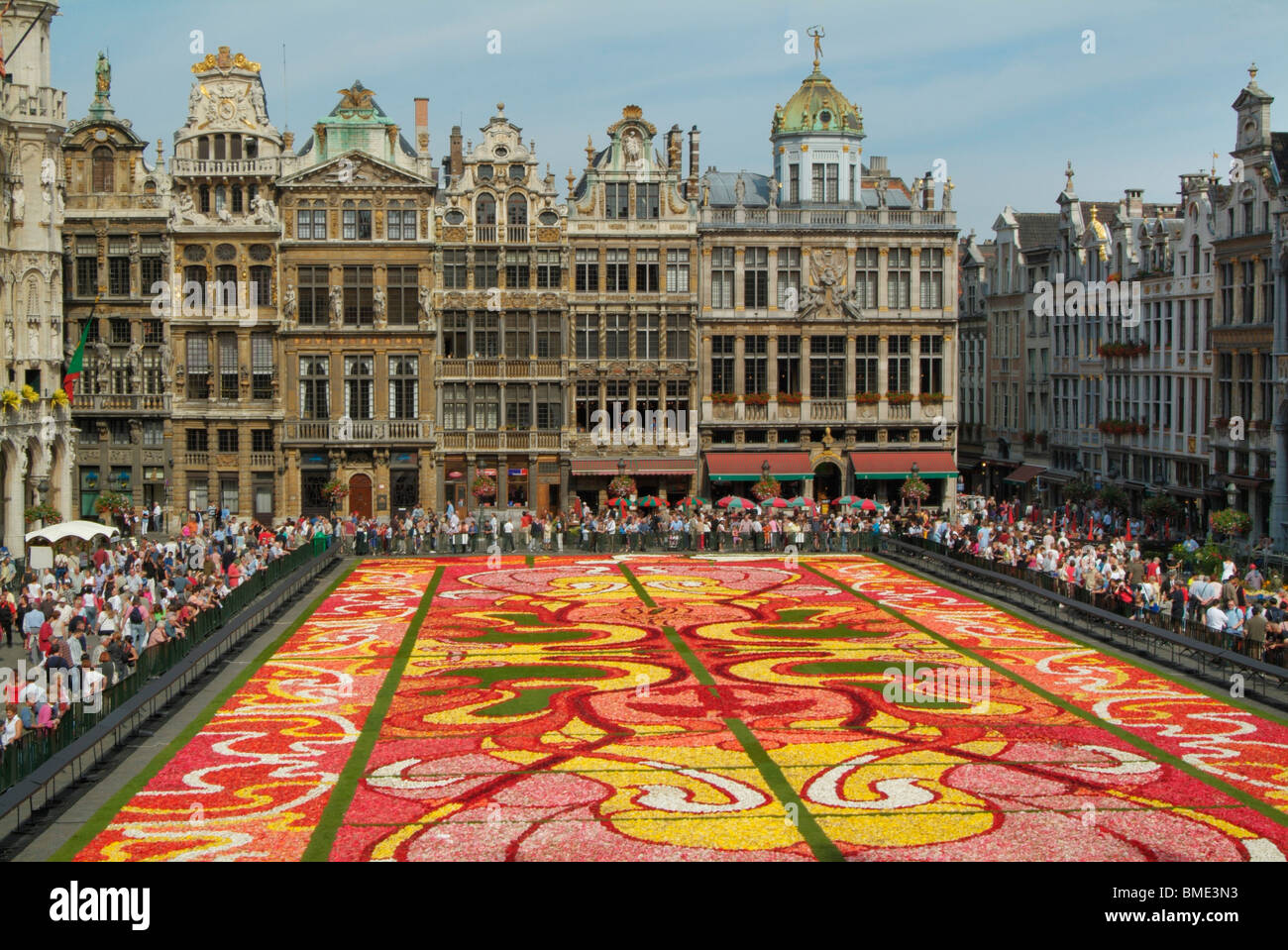 Grand' Place di Bruxelles che mostra il tappeto di fiori tema art deco Bruxelles Belgio UE Europa Foto Stock