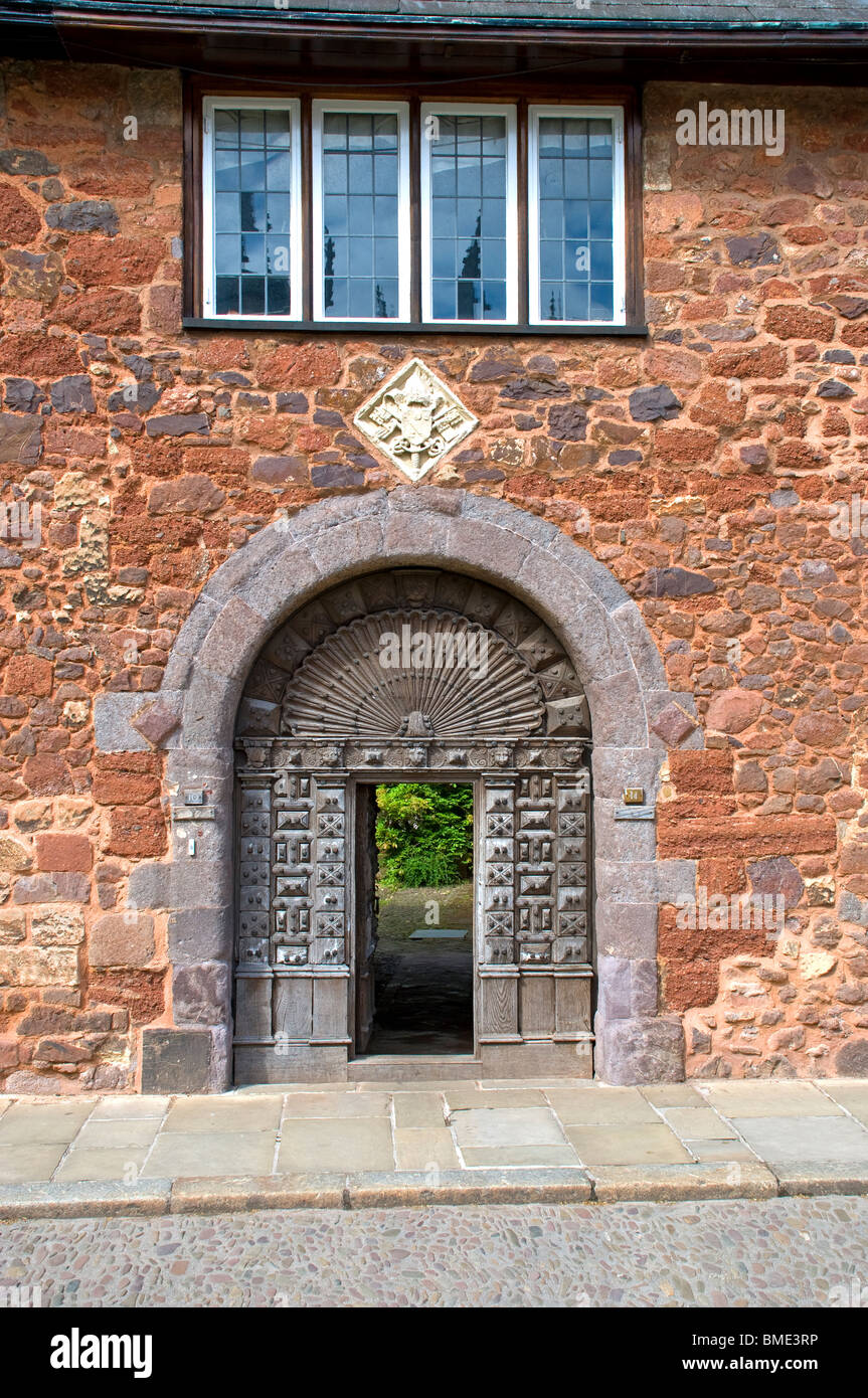 N. 10 vicino Cattedrale di Exeter pesante porta di quercia Foto Stock