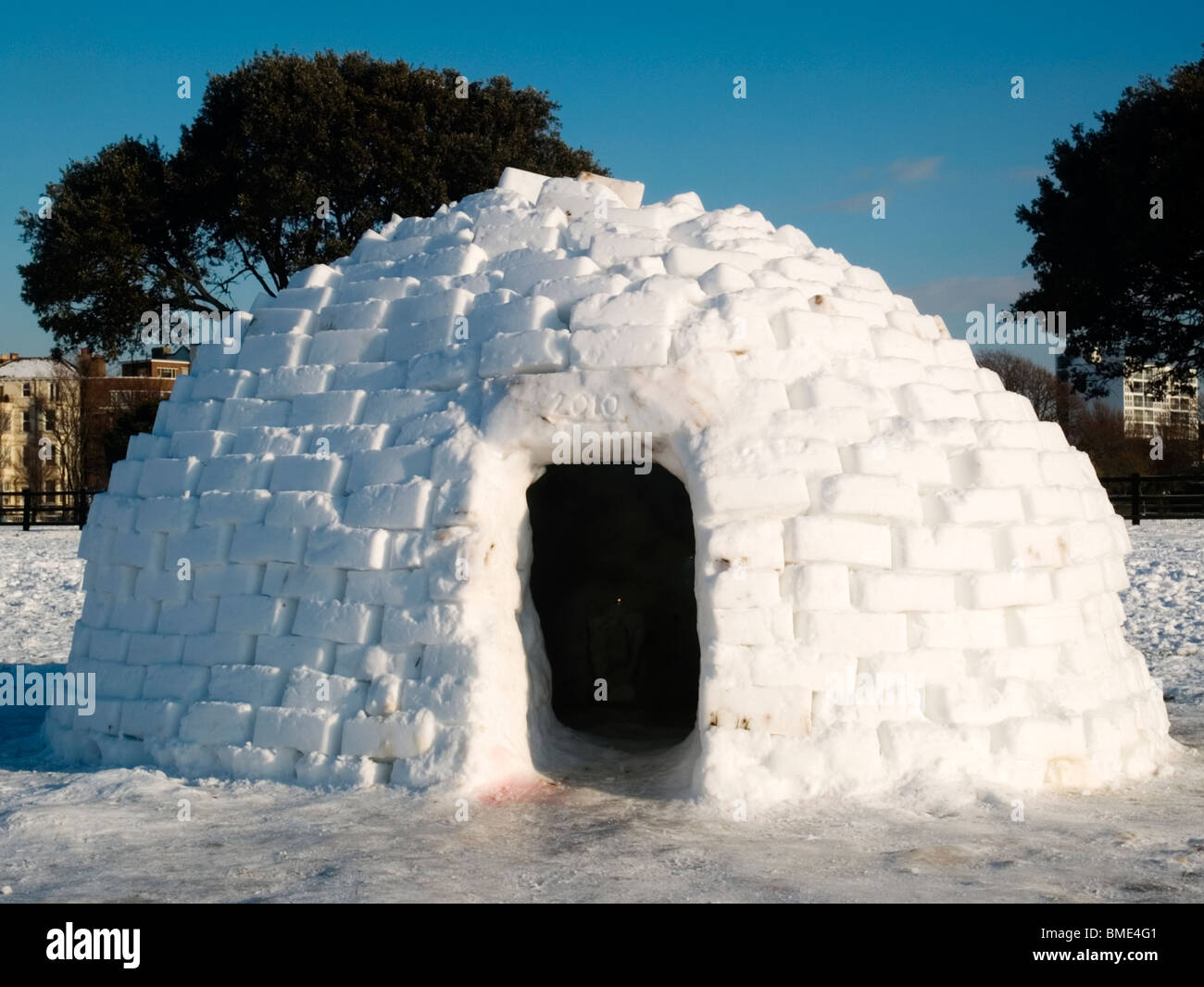 Igloo costruito dagli studenti dopo una rara nevicate invernali a Southsea common Inghilterra Foto Stock