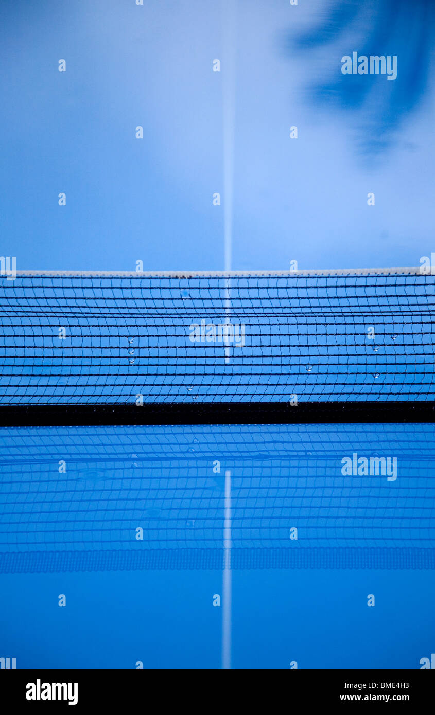 Tavolo da ping pong blu astratto in pioggia Foto Stock