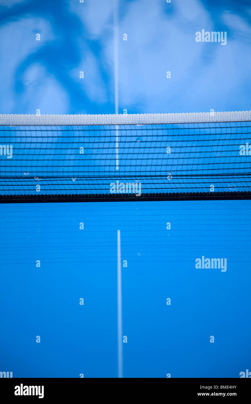 Tavolo da ping pong blu astratto in pioggia Foto Stock