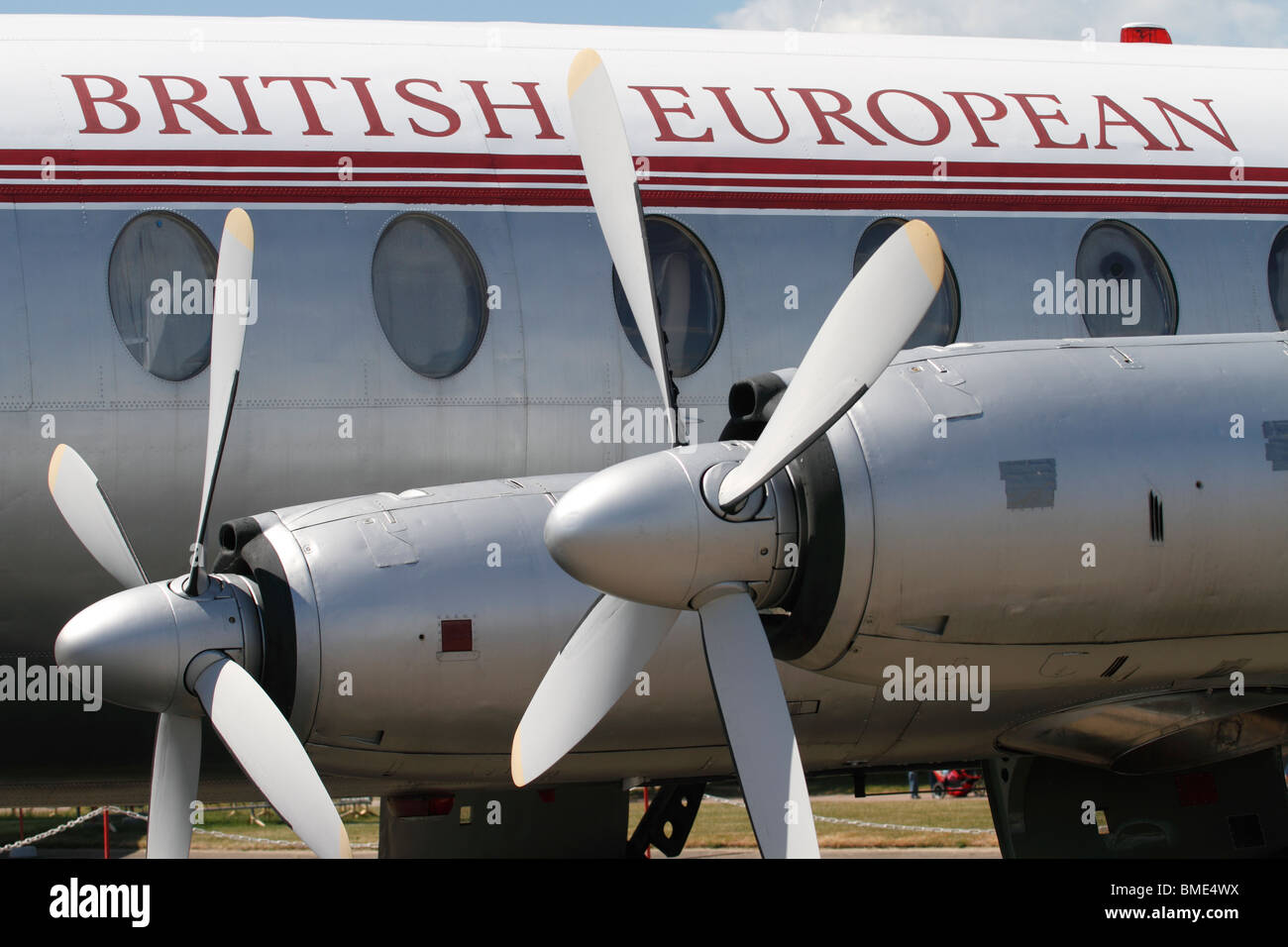 Vickers Viscount 701 Duxford Aero Museum - parte del museo imperiale della guerra. Il visconte era un britannico medio raggio aereo a turboelica prima volato in 1948 da Vickers-Armstrong, la prima di tali aeromobili per entrare in servizio nel mondo. È stato uno dei più riusciti della prima generazione post-guerra trasporti, con 445 essendo costruito. Foto Stock