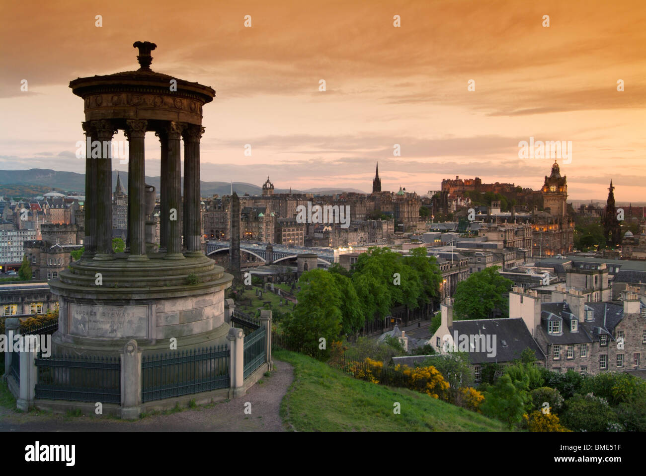 Calton Hill Edimburgo Scozia Edimburgo Dugald Stewart Monumento e centro della città di Edimburgo skyline su Calton Hill Edimburgo Lothian Scozia UK GB Foto Stock