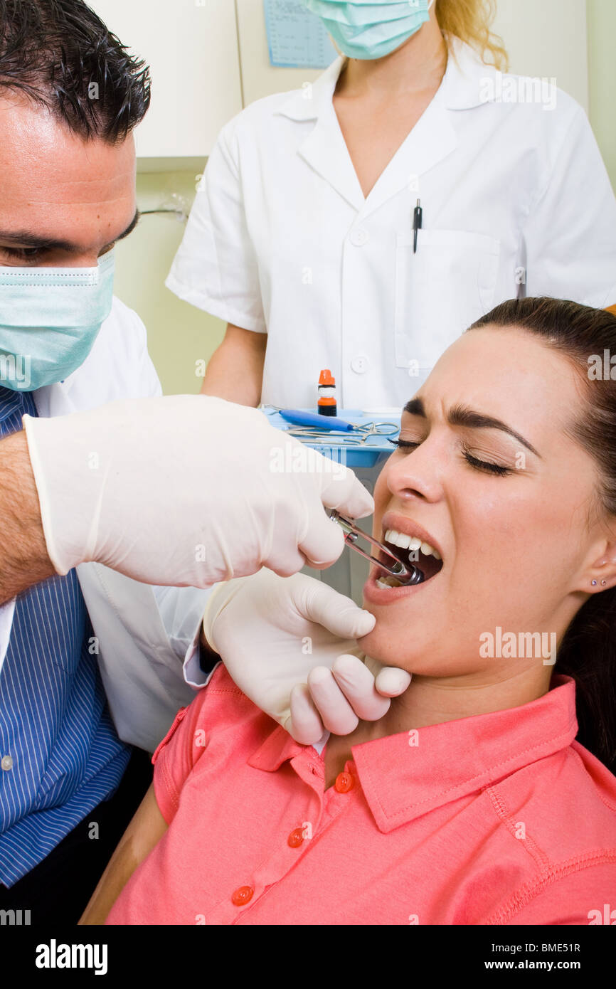 Dolorosa operazione dentale Foto Stock