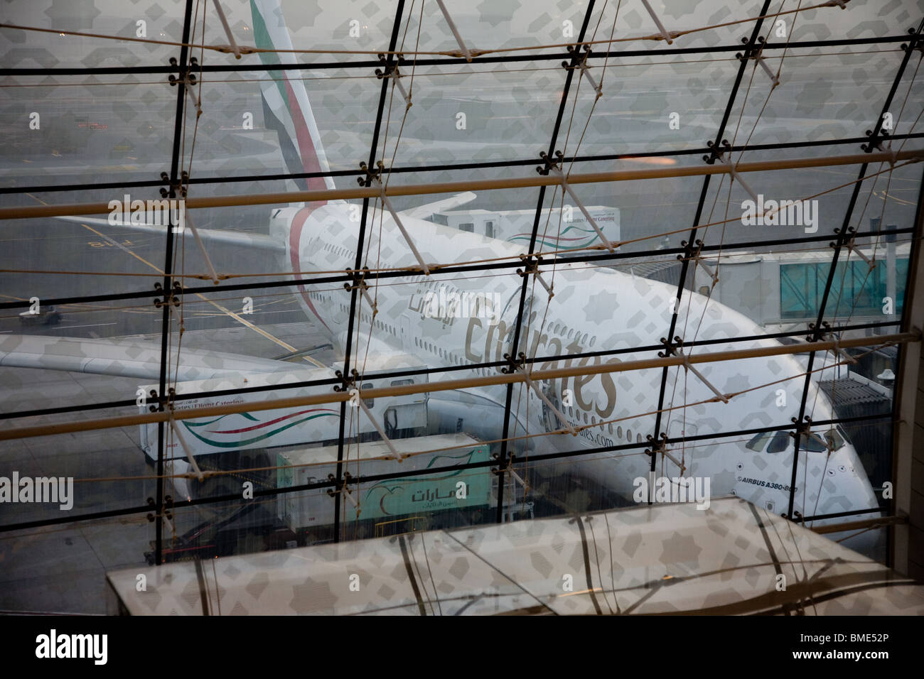 Emirates Airline a380 gate di partenza dall'aeroporto di Dubai Foto Stock