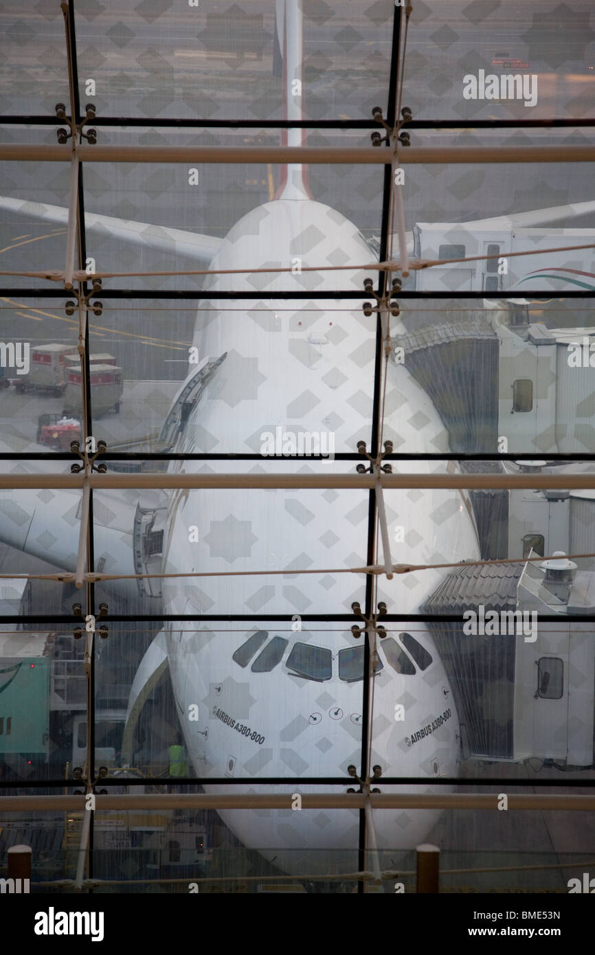 Emirates Airline a380 gate di partenza dall'aeroporto di Dubai Foto Stock