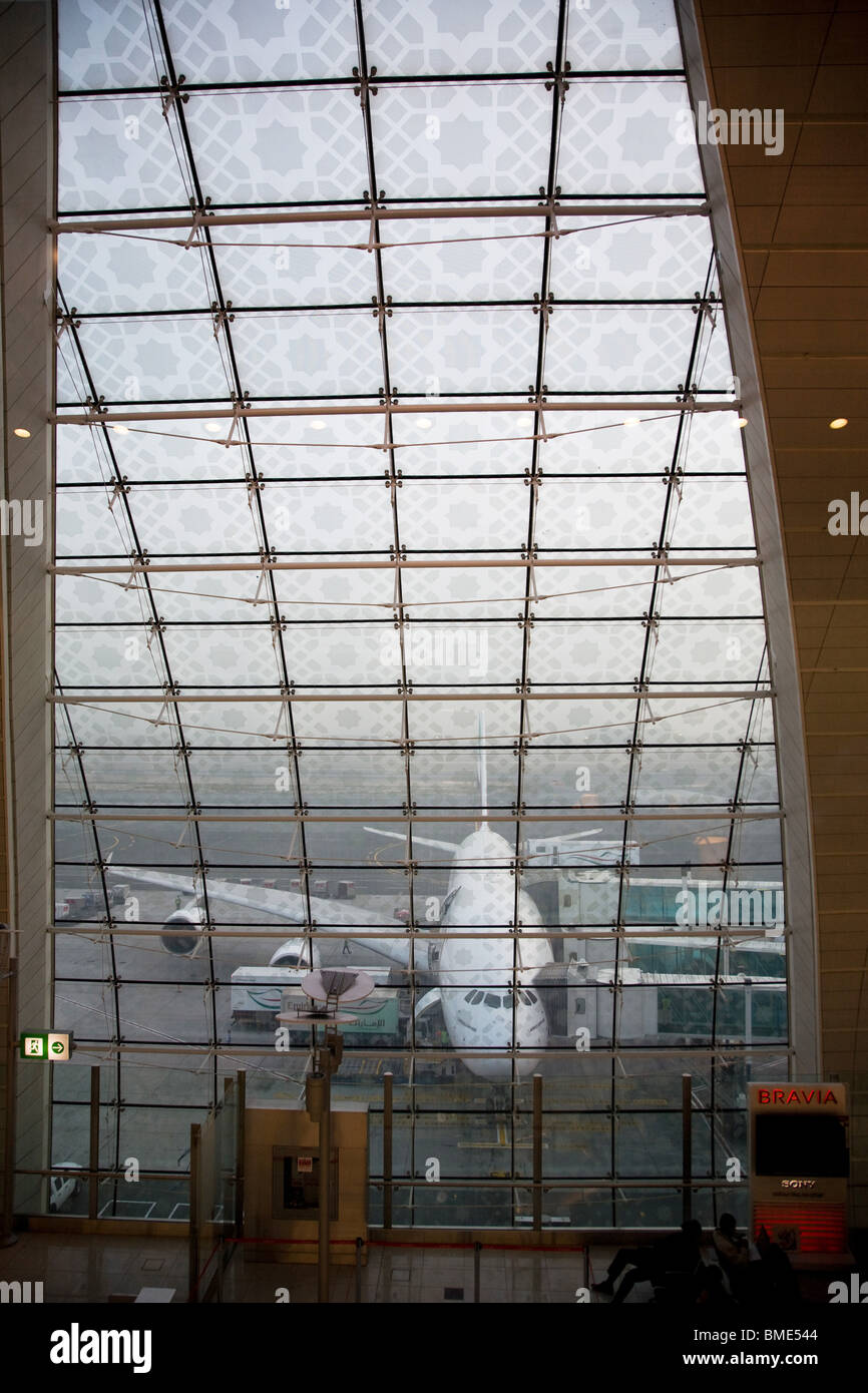 Emirates Airline a380 gate di partenza dall'aeroporto di Dubai Foto Stock