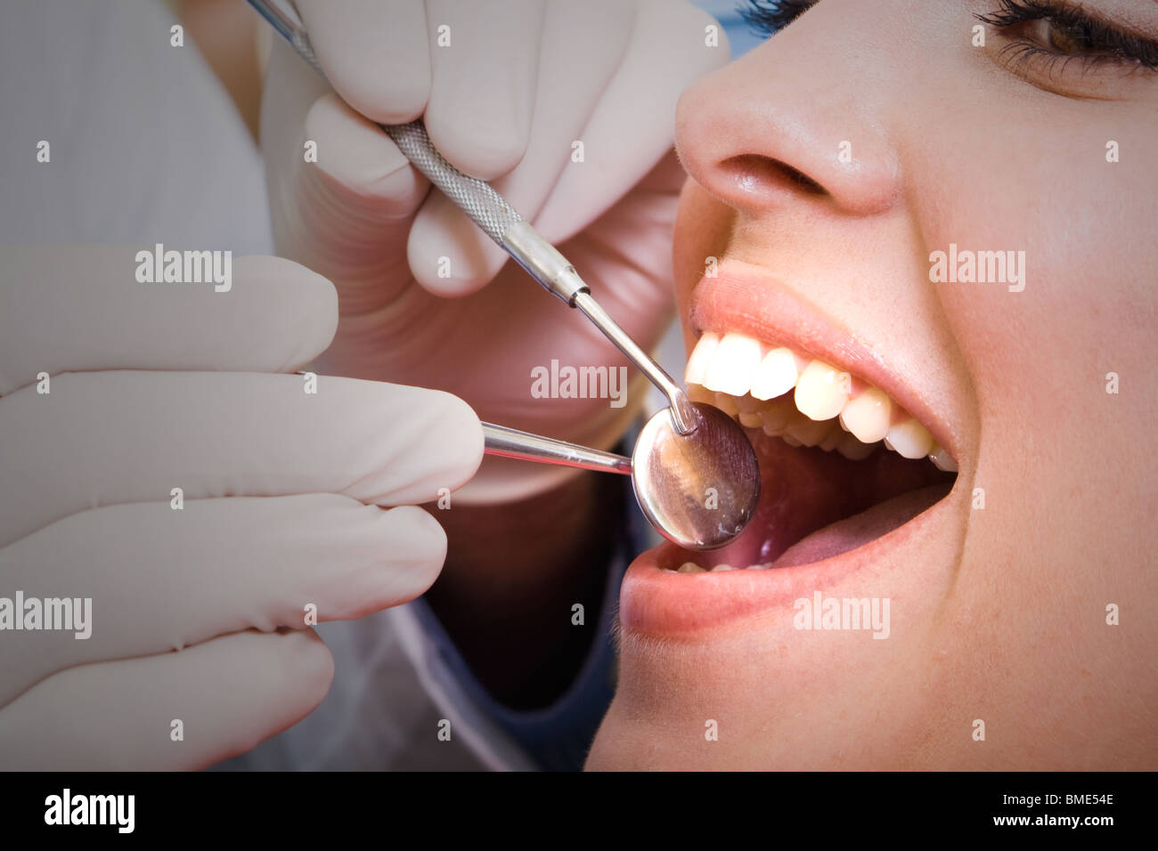 Bella giovane donna in visita dal dentista per dental checkup Foto Stock