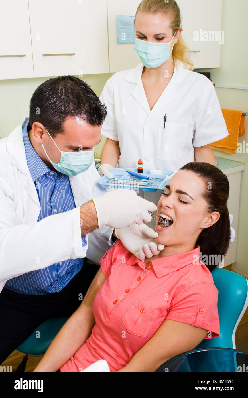 Dolorosa operazione dentale Foto Stock