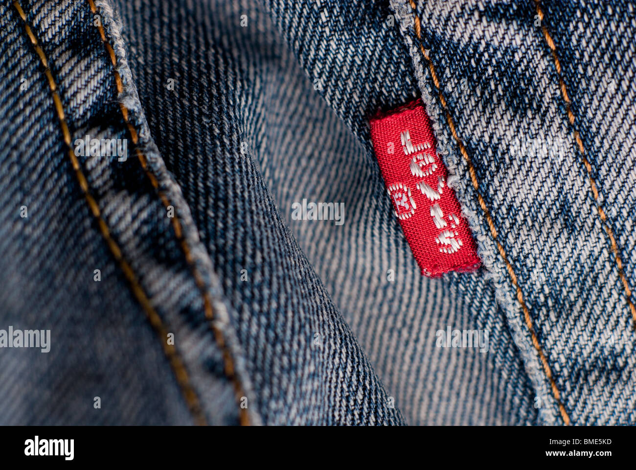 Etichetta e tasca rossa dei 501 jeans di Levi Foto stock - Alamy