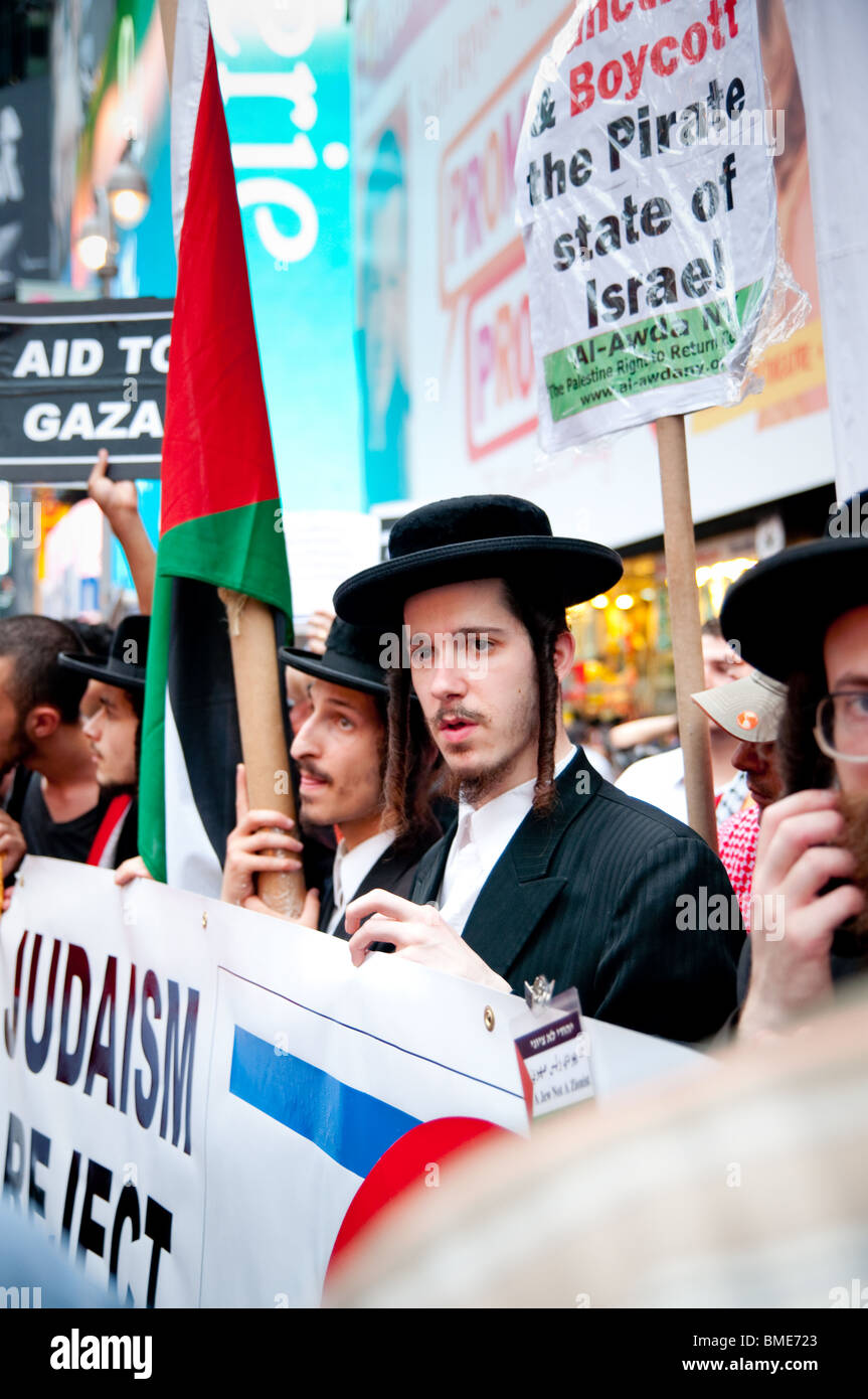 Neturei Karta, un Anti-Zionist ebrea ortodossa, organizzazione protesta attacco di Israele contro la flottiglia nave. Times Square, NY Foto Stock