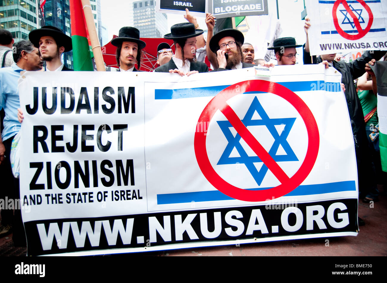 Neturei Karta, un Anti-Zionist ebrea ortodossa, organizzazione protesta attacco di Israele contro la flottiglia nave. Times Square, NY Foto Stock
