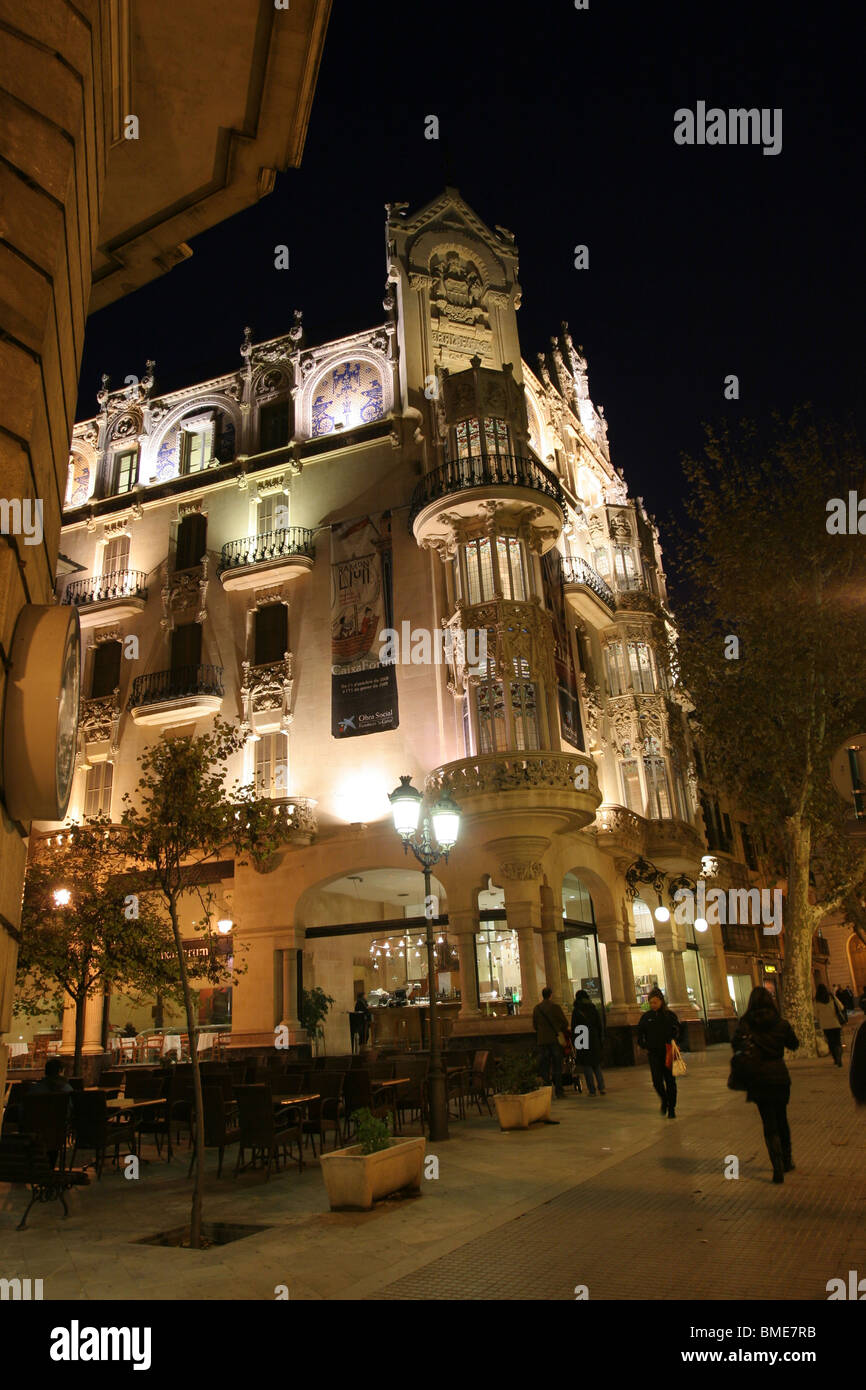 Edificio delle esposizioni di La Caixa Foundation, Palma de Maiorca Spagna architettura di notte, era il Grand Hotel Foto Stock