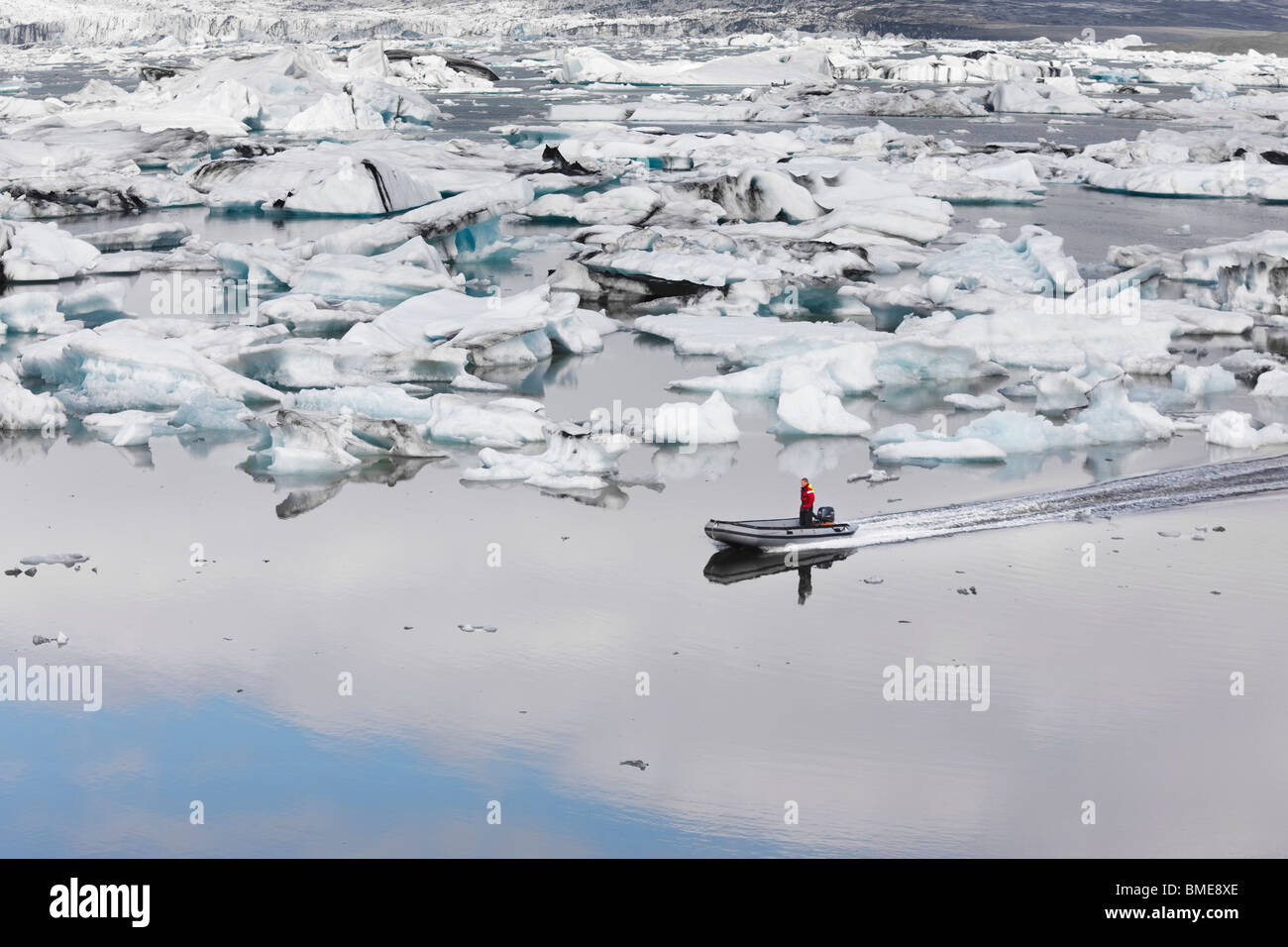 Barche in mare con ghiaccio intorno Foto Stock
