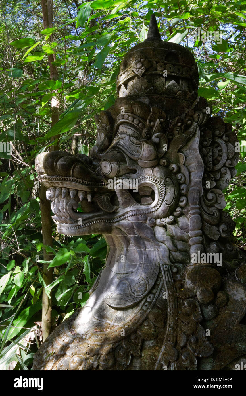 Balinese statua di pietra di un tutore dragon Foto Stock