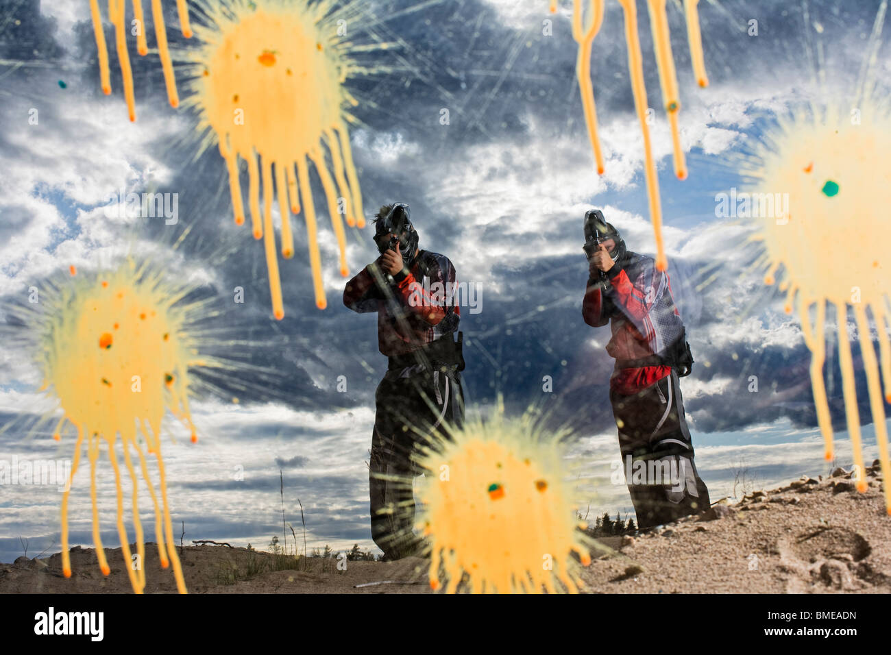 Gli uomini che giocano a paintball, Svezia. Foto Stock