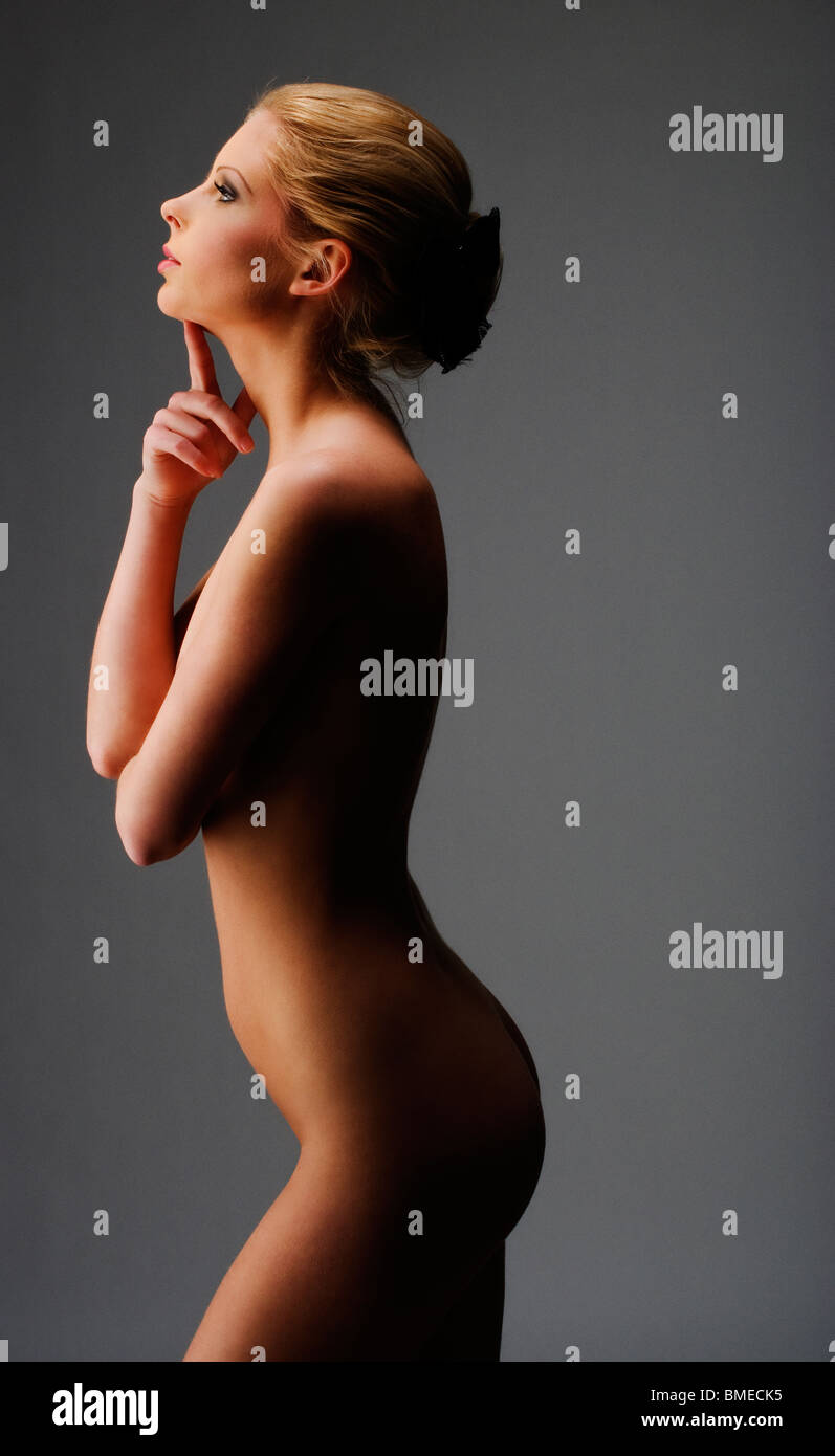 Profilo della ragazza nuda su sfondo grigio Foto Stock