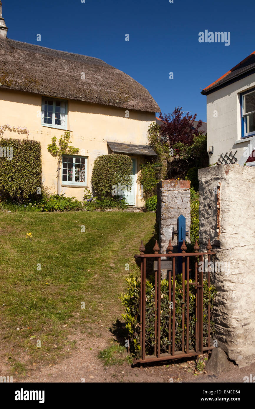 Regno Unito, Inghilterra, Devon, Strete e idilliaco dipinte in colori pastello cottage con il tetto di paglia Foto Stock