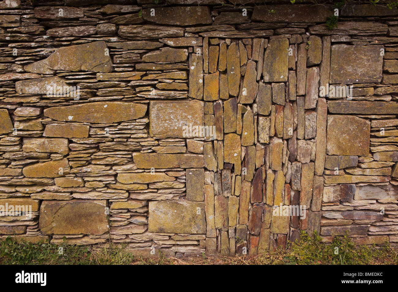 Regno Unito, Inghilterra, Devon, Strete, in pietra a secco con la parete verticale insoliti e corsi orizzontali Foto Stock